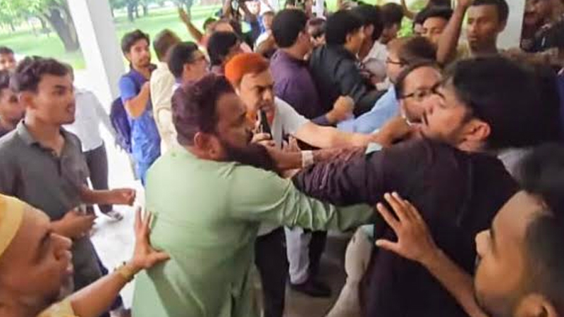 উত্তাল রাজশাহী বিশ্ববিদ্যালয়, শিক্ষক-শিক্ষার্থীদের ধস্তাধস্তি